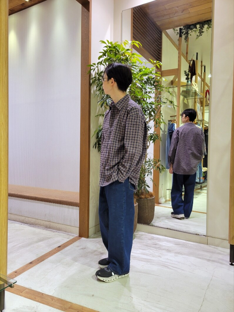 「サスペンダー、デニムシャツ、スカーフ、チャオパニックティピー(CIAOPANIC TYPY)、デニムパンツ、G、チェックシャツ、チェック、カジュアル、カジュアルコーデ」｜「CIAOPANIC TYPYの【UNISEX】ポコポコチェックシャツ（シャツ/ブラウス、ブルー系）」を使った、1stripe2kuroさん（メンズ・169cm）の春コーディネートの2枚目の写真