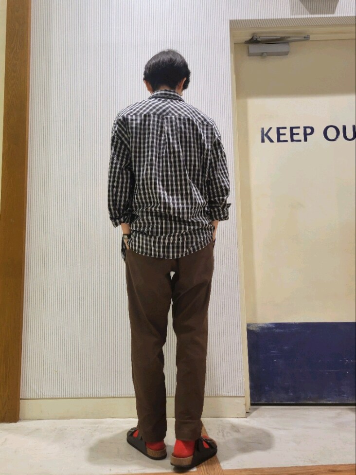 「休日スタイル、シンプルコーデ、秋服、大人カジュアル、スラックス、チェックシャツ、ブラウン、チャオパニックティピー(CIAOPANIC TYPY)、チャオパニックティピー、プチプラ、シャツスタイル、秋コーデ、ゆるコーデ、柄シャツ、シンプル」｜「CIAOPANIC TYPYの【ユニセックス】アソートストライプストレッチオーバーシャツ（シャツ/ブラウス、ブラック系）」を使った、1stripe2kuroさん（メンズ・169cm）の秋コーディネートの3枚目の写真