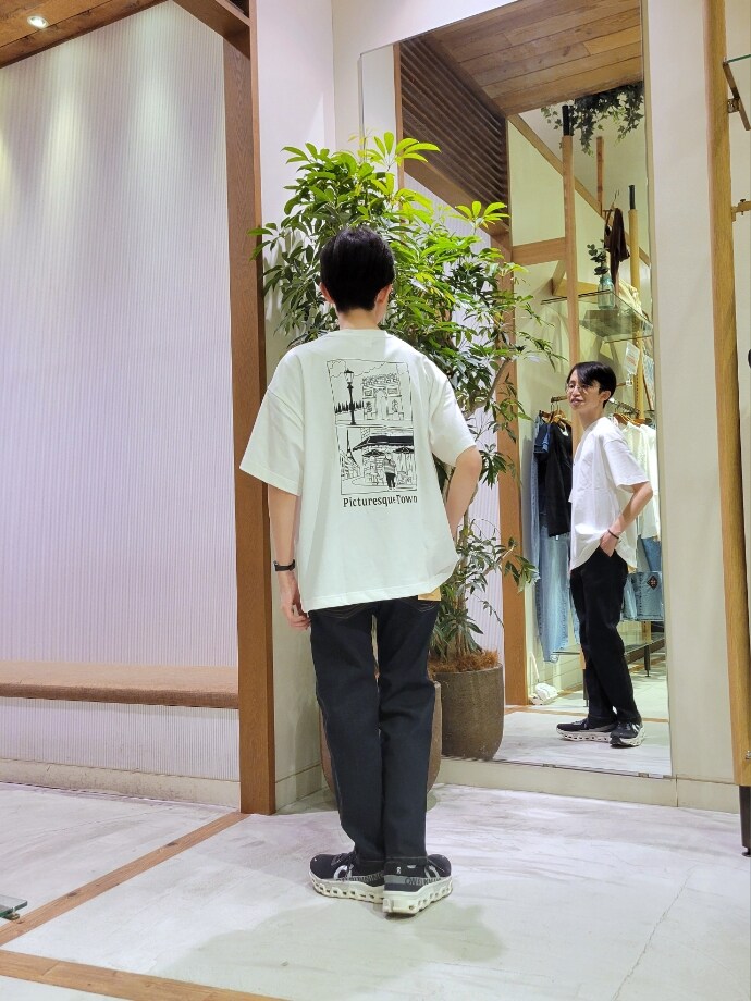 「チャオパニックティピー(CIAOPANIC TYPY)、デニム、デニムパンツ、スリムパンツ、スリムデニム、カジュアル、カジュアルコーデ、夏、夏コーデ、夏コーデ、夏だ！Tシャツ着よう！、おじさん」｜「CIAOPANIC TYPYの【ojisan】ユニセックスワンポイントサガラ刺繍半袖Tee（Tシャツ/カットソー、ホワイト系）」を使った、1stripe2kuroさん（メンズ・169cm）の春コーディネートの3枚目の写真