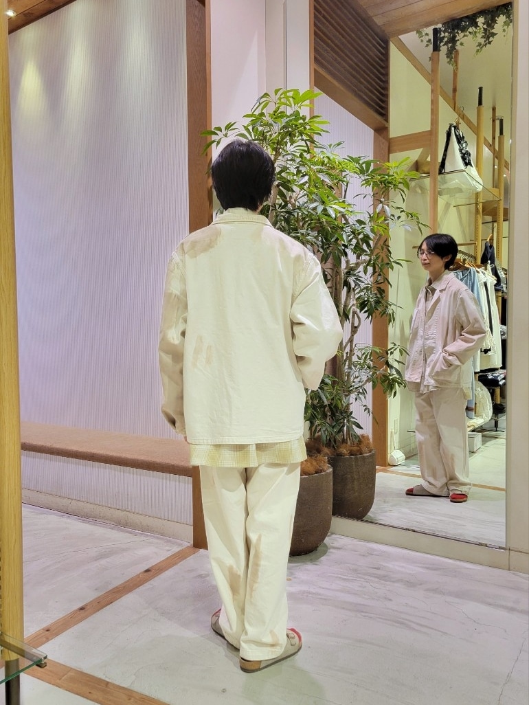 「ainode、@アイノデ、オカヤマデニム、オカヤマDENIM、岡山デニム、岡山、ホワイトコーデ、ホワイト、チャオパニックティピー(CIAOPANIC TYPY)、ラグジュアリー、ユニセックス、しろパン、大人ファッション」｜「ai no deの【ainode】hazakawa 襟付きJK（テーラードジャケット、ホワイト系）」を使った、1stripe2kuroさん（メンズ・169cm）の春コーディネートの5枚目の写真