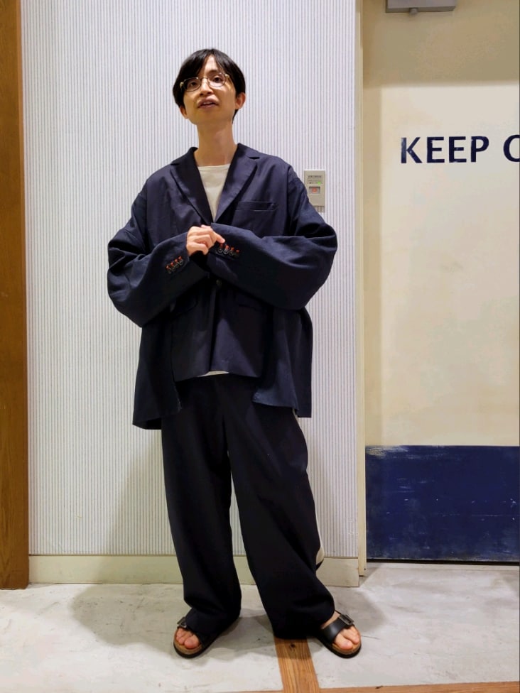 「サンダル、秋服準備はじめました、スラックス、セットアップ、メガネ男子、お洒落さんとつながりたい、チャオパニックティピー(CIAOPANIC TYPY)、チャオパニックティピー、オーバーサイズ、ネイビー、カジュアルコーデ、エシンタ、古着MIX、ラインパンツ、だぼだぼ」｜「etsintaの【etsinta/エシンタ】リメイクテーラードジャケット（テーラードジャケット、ブルー系）」を使った、1stripe2kuroさん（メンズ・169cm）の夏コーディネートの2枚目の写真