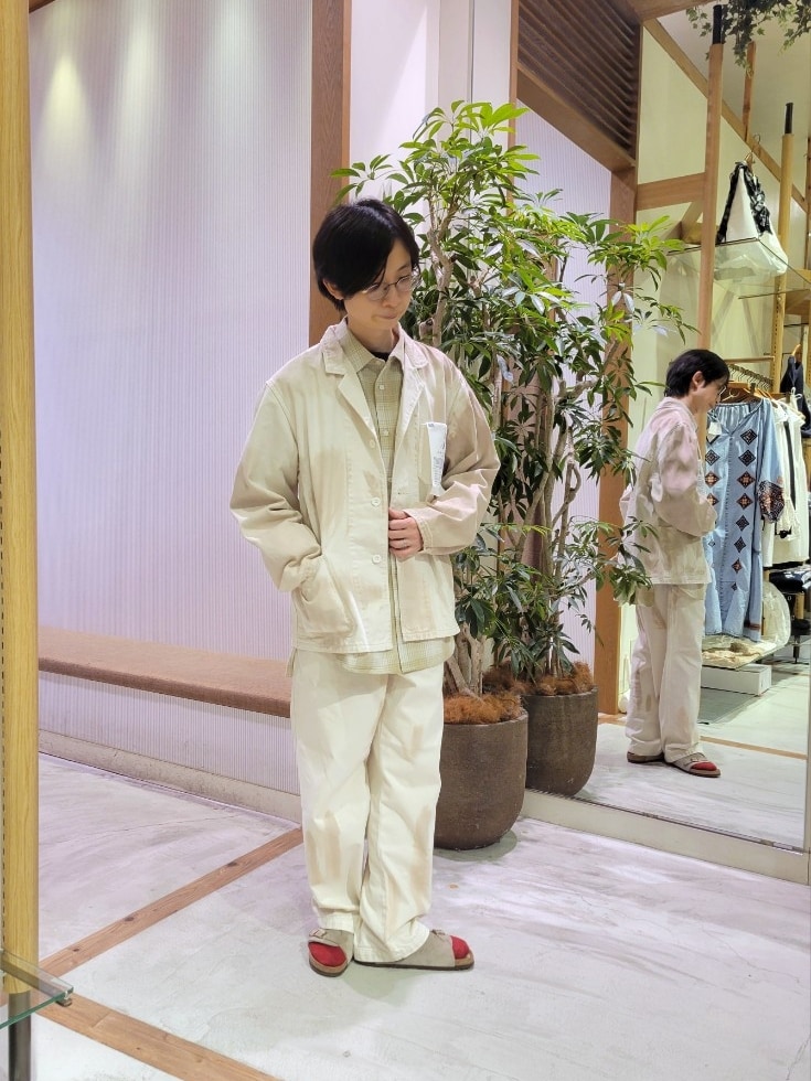 「ainode、@アイノデ、オカヤマデニム、オカヤマDENIM、岡山デニム、岡山、ホワイトコーデ、ホワイト、チャオパニックティピー(CIAOPANIC TYPY)、ラグジュアリー、ユニセックス、しろパン、大人ファッション」｜「ai no deの【ainode】hazakawa 襟付きJK（テーラードジャケット、ホワイト系）」を使った、1stripe2kuroさん（メンズ・169cm）の春コーディネートの2枚目の写真