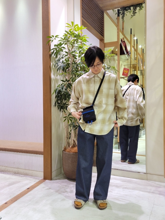 「ゲバコ、シャツ、チェック、チェックシャツ、カジュアル、ルーズシルエット、デニム、デニムパンツ、フランクリンクライミング、チャオパニックティピー(CIAOPANIC TYPY)」｜「CIAOPANIC TYPYの【UNISEX】ルーズシルエットレギュラーカラーアソートシャツ（シャツ/ブラウス、ベージュ系）」を使った、1stripe2kuroさん（メンズ・169cm）の春コーディネートの4枚目の写真