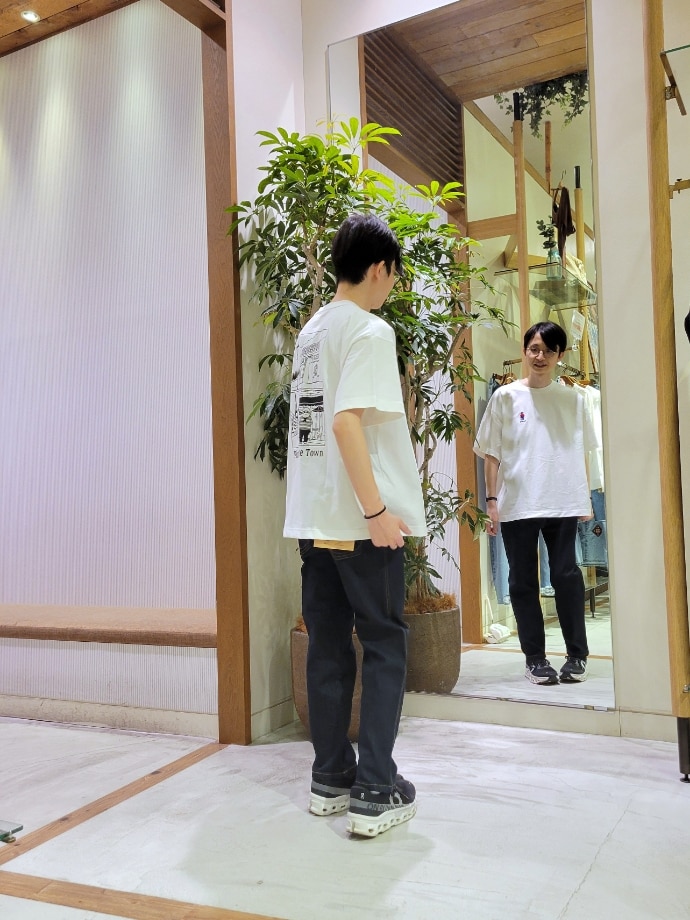 「チャオパニックティピー(CIAOPANIC TYPY)、デニム、デニムパンツ、スリムパンツ、スリムデニム、カジュアル、カジュアルコーデ、夏、夏コーデ、夏コーデ、夏だ！Tシャツ着よう！、おじさん」｜「CIAOPANIC TYPYの【ojisan】ユニセックスワンポイントサガラ刺繍半袖Tee（Tシャツ/カットソー、ホワイト系）」を使った、1stripe2kuroさん（メンズ・169cm）の春コーディネートの4枚目の写真