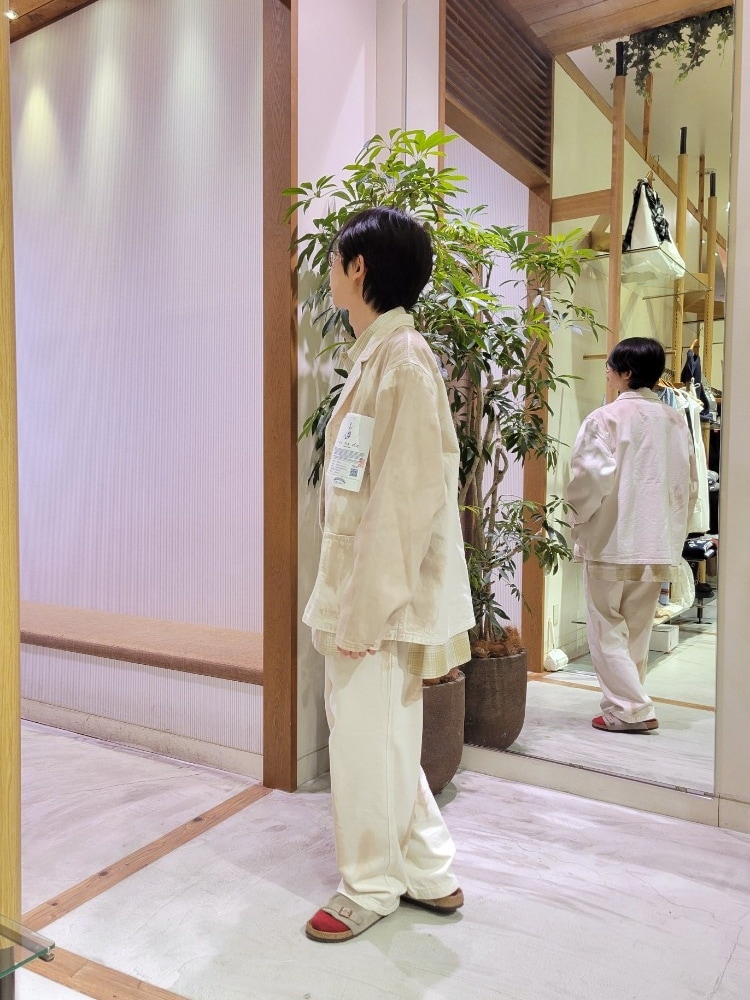 「ainode、@アイノデ、オカヤマデニム、オカヤマDENIM、岡山デニム、岡山、ホワイトコーデ、ホワイト、チャオパニックティピー(CIAOPANIC TYPY)、ラグジュアリー、ユニセックス、しろパン、大人ファッション」｜「ai no deの【ainode】hazakawa 襟付きJK（テーラードジャケット、ホワイト系）」を使った、1stripe2kuroさん（メンズ・169cm）の春コーディネートの3枚目の写真