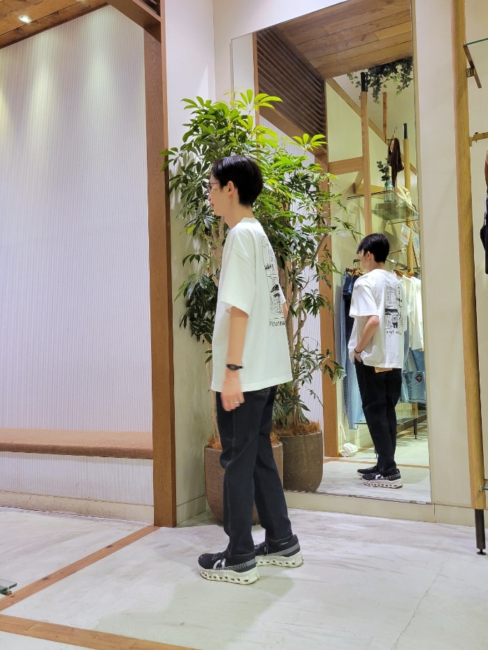「チャオパニックティピー(CIAOPANIC TYPY)、デニム、デニムパンツ、スリムパンツ、スリムデニム、カジュアル、カジュアルコーデ、夏、夏コーデ、夏コーデ、夏だ！Tシャツ着よう！、おじさん」｜「CIAOPANIC TYPYの【ojisan】ユニセックスワンポイントサガラ刺繍半袖Tee（Tシャツ/カットソー、ホワイト系）」を使った、1stripe2kuroさん（メンズ・169cm）の春コーディネートの2枚目の写真