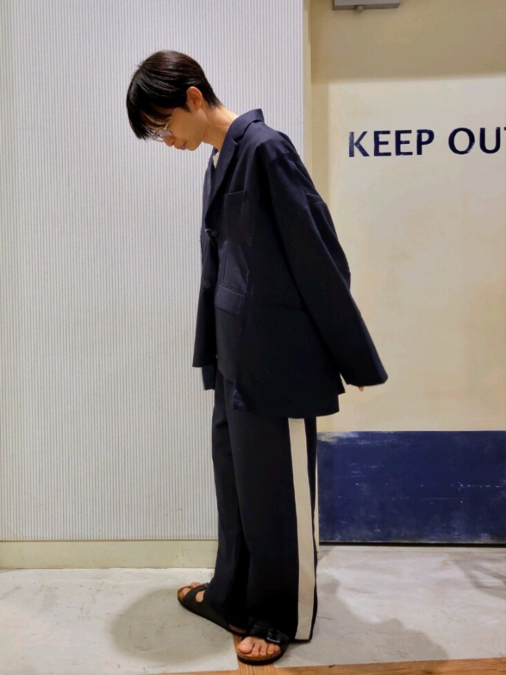 「サンダル、秋服準備はじめました、スラックス、セットアップ、メガネ男子、お洒落さんとつながりたい、チャオパニックティピー(CIAOPANIC TYPY)、チャオパニックティピー、オーバーサイズ、ネイビー、カジュアルコーデ、エシンタ、古着MIX、ラインパンツ、だぼだぼ」｜「etsintaの【etsinta/エシンタ】リメイクテーラードジャケット（テーラードジャケット、ブルー系）」を使った、1stripe2kuroさん（メンズ・169cm）の夏コーディネートの3枚目の写真
