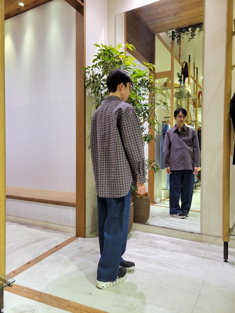 「サスペンダー、デニムシャツ、スカーフ、チャオパニックティピー(CIAOPANIC TYPY)、デニムパンツ、G、チェックシャツ、チェック、カジュアル、カジュアルコーデ」｜「CIAOPANIC TYPYの【UNISEX】ポコポコチェックシャツ（シャツ/ブラウス、ブルー系）」を使った、1stripe2kuroさん（メンズ・169cm）の春コーディネートの4枚目の写真