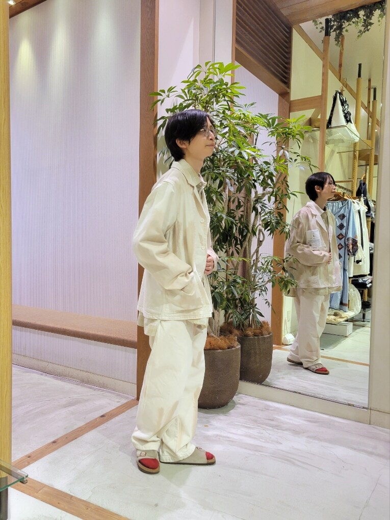 「ainode、@アイノデ、オカヤマデニム、オカヤマDENIM、岡山デニム、岡山、ホワイトコーデ、ホワイト、チャオパニックティピー(CIAOPANIC TYPY)、ラグジュアリー、ユニセックス、しろパン、大人ファッション」｜「ai no deの【ainode】hazakawa 襟付きJK（テーラードジャケット、ホワイト系）」を使った、1stripe2kuroさん（メンズ・169cm）の春コーディネートの4枚目の写真