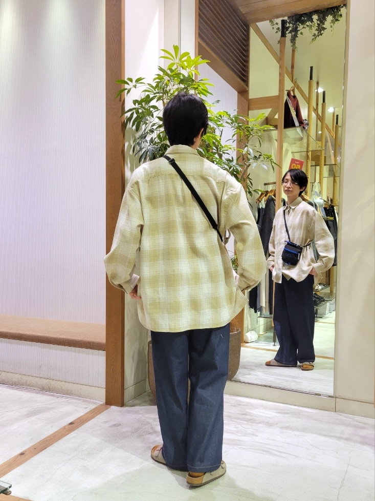 「ゲバコ、シャツ、チェック、チェックシャツ、カジュアル、ルーズシルエット、デニム、デニムパンツ、フランクリンクライミング、チャオパニックティピー(CIAOPANIC TYPY)」｜「CIAOPANIC TYPYの【UNISEX】ルーズシルエットレギュラーカラーアソートシャツ（シャツ/ブラウス、ベージュ系）」を使った、1stripe2kuroさん（メンズ・169cm）の春コーディネートの3枚目の写真