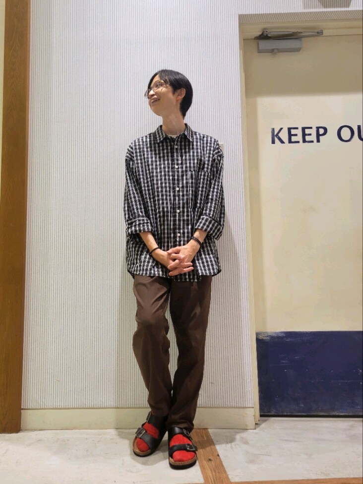 「休日スタイル、シンプルコーデ、秋服、大人カジュアル、スラックス、チェックシャツ、ブラウン、チャオパニックティピー(CIAOPANIC TYPY)、チャオパニックティピー、プチプラ、シャツスタイル、秋コーデ、ゆるコーデ、柄シャツ、シンプル」｜「CIAOPANIC TYPYの【ユニセックス】アソートストライプストレッチオーバーシャツ（シャツ/ブラウス、ブラック系）」を使った、1stripe2kuroさん（メンズ・169cm）の秋コーディネートの2枚目の写真