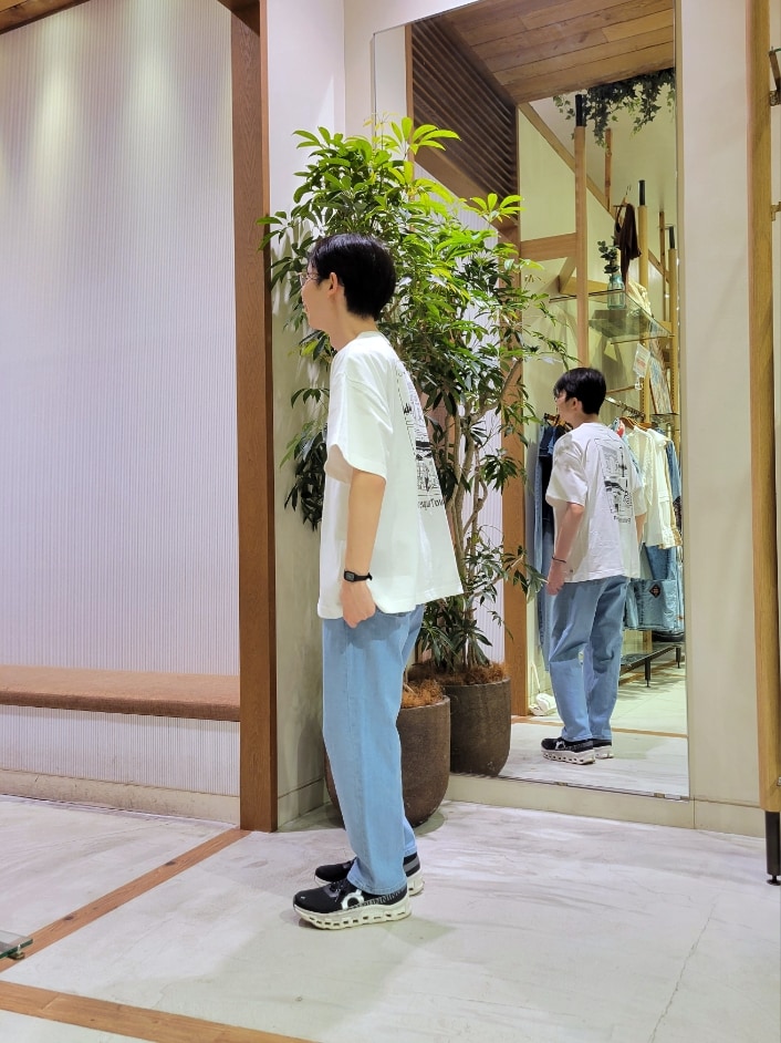 「デニム、デニムパンツ、白Tシャツ、白T、白Tシャツ×デニム、シンプル、シンプルコーデ、おじさん、チャオパニックティピー(CIAOPANIC TYPY)、テーパードパンツ」｜「CIAOPANIC TYPYの【ojisan】ユニセックスワンポイントサガラ刺繍半袖Tee（Tシャツ/カットソー、ホワイト系）」を使った、1stripe2kuroさん（メンズ・169cm）の春コーディネートの2枚目の写真