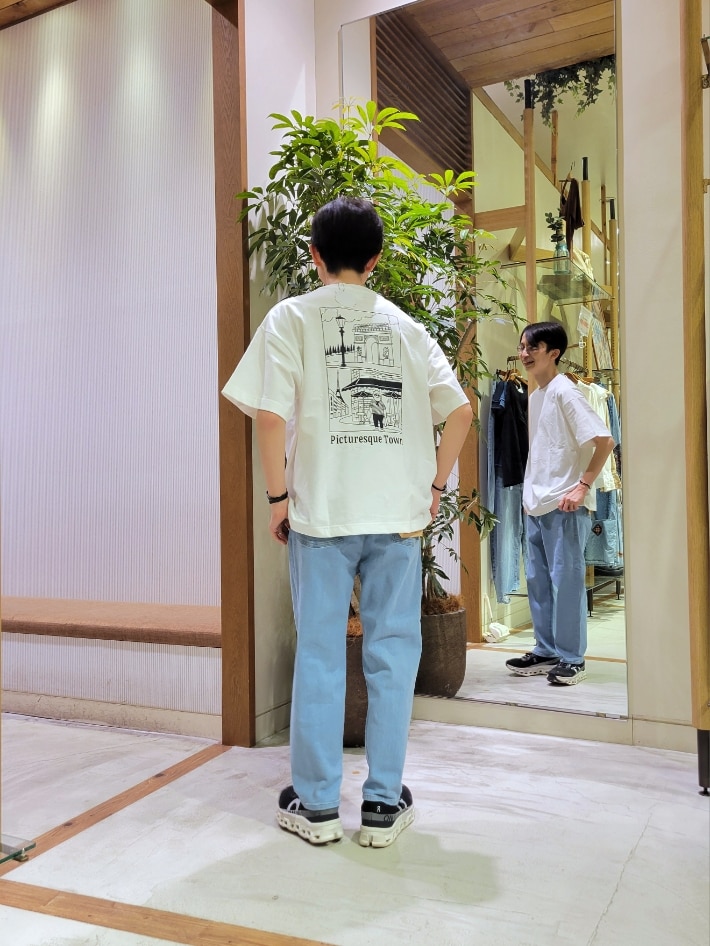 「デニム、デニムパンツ、白Tシャツ、白T、白Tシャツ×デニム、シンプル、シンプルコーデ、おじさん、チャオパニックティピー(CIAOPANIC TYPY)、テーパードパンツ」｜「CIAOPANIC TYPYの【ojisan】ユニセックスワンポイントサガラ刺繍半袖Tee（Tシャツ/カットソー、ホワイト系）」を使った、1stripe2kuroさん（メンズ・169cm）の春コーディネートの3枚目の写真