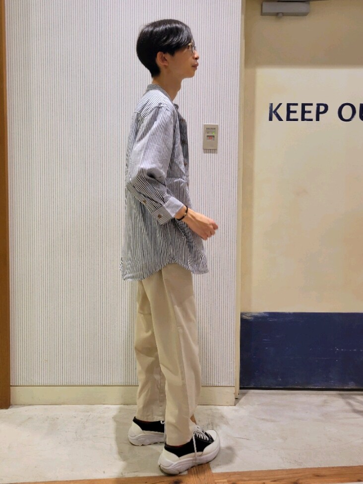 「チャオパニックティピー(CIAOPANIC TYPY)、チャオパニックティピー、メガネ男子、メンズコーデ、大人カジュアル、お洒落さんとつながりたい、きれいめカジュアル、ストライプシャツ」｜「CIAOPANIC TYPYのOSOROウォッシャブルリネンバンドカラーシャツ（シャツ/ブラウス、ブルー系）」を使った、1stripe2kuroさん（メンズ・169cm）の夏コーディネートの3枚目の写真