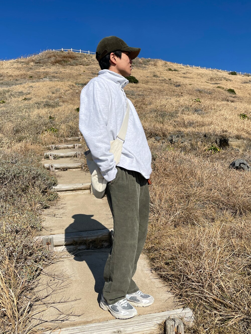 グレー系のスニーカーを着用したメンズの冬コーディネートの2枚目の写真