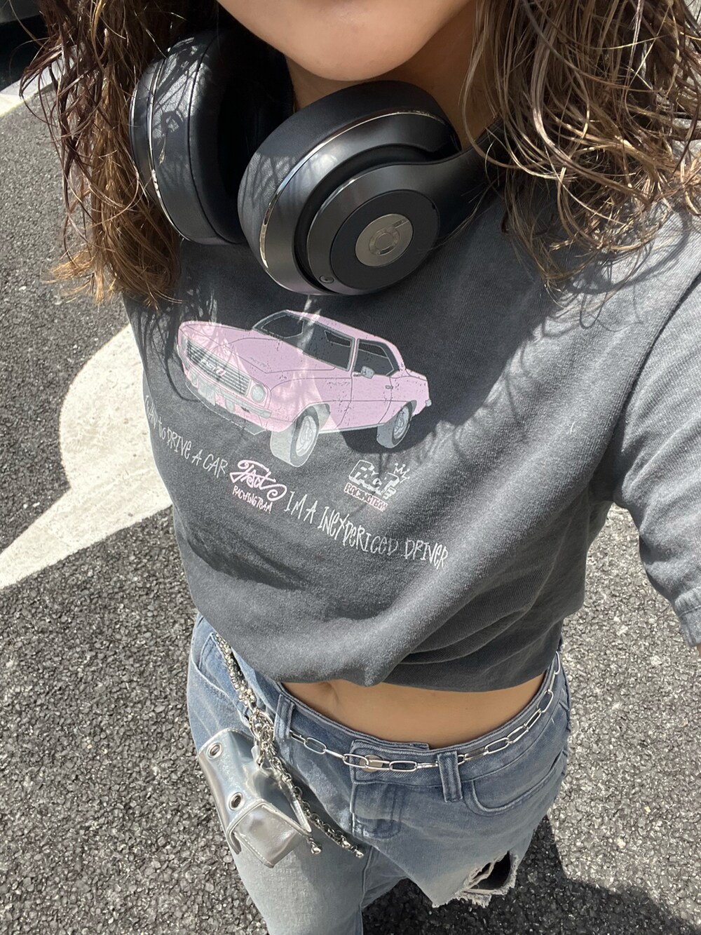 グレー系のTシャツ/カットソー、ブルー系のデニムスカート、ブラック系のブーツを着用したレディースの春コーディネートの4枚目の写真