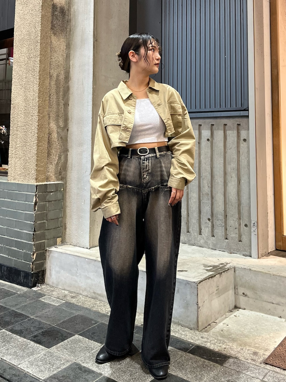 ベージュ系のミリタリージャケット、グレー系のキャミソールを着用したレディースの夏コーディネートの2枚目の写真