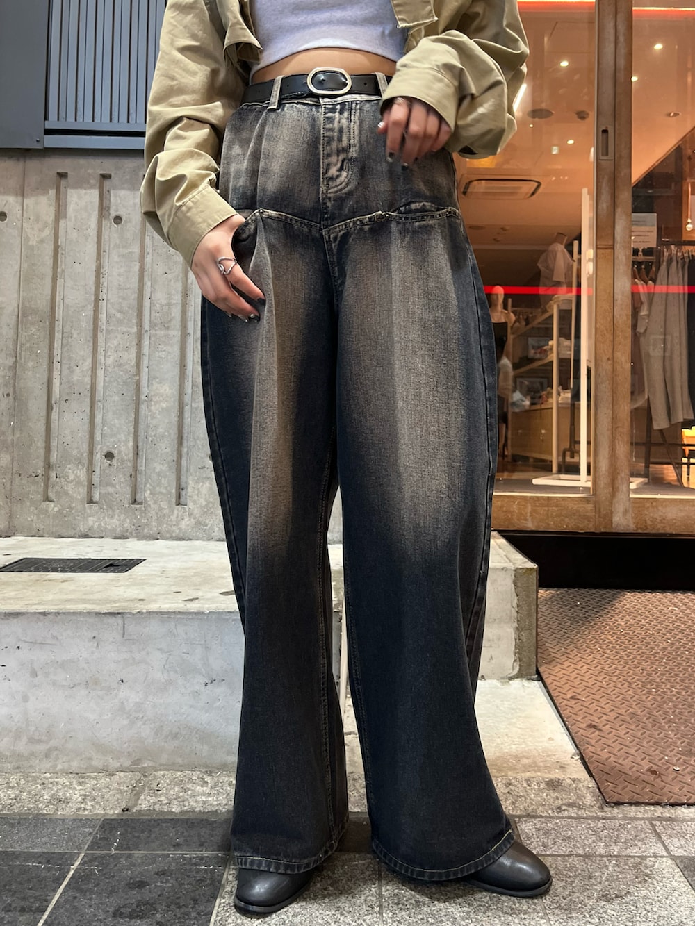 ベージュ系のミリタリージャケット、グレー系のキャミソールを着用したレディースの夏コーディネートの3枚目の写真