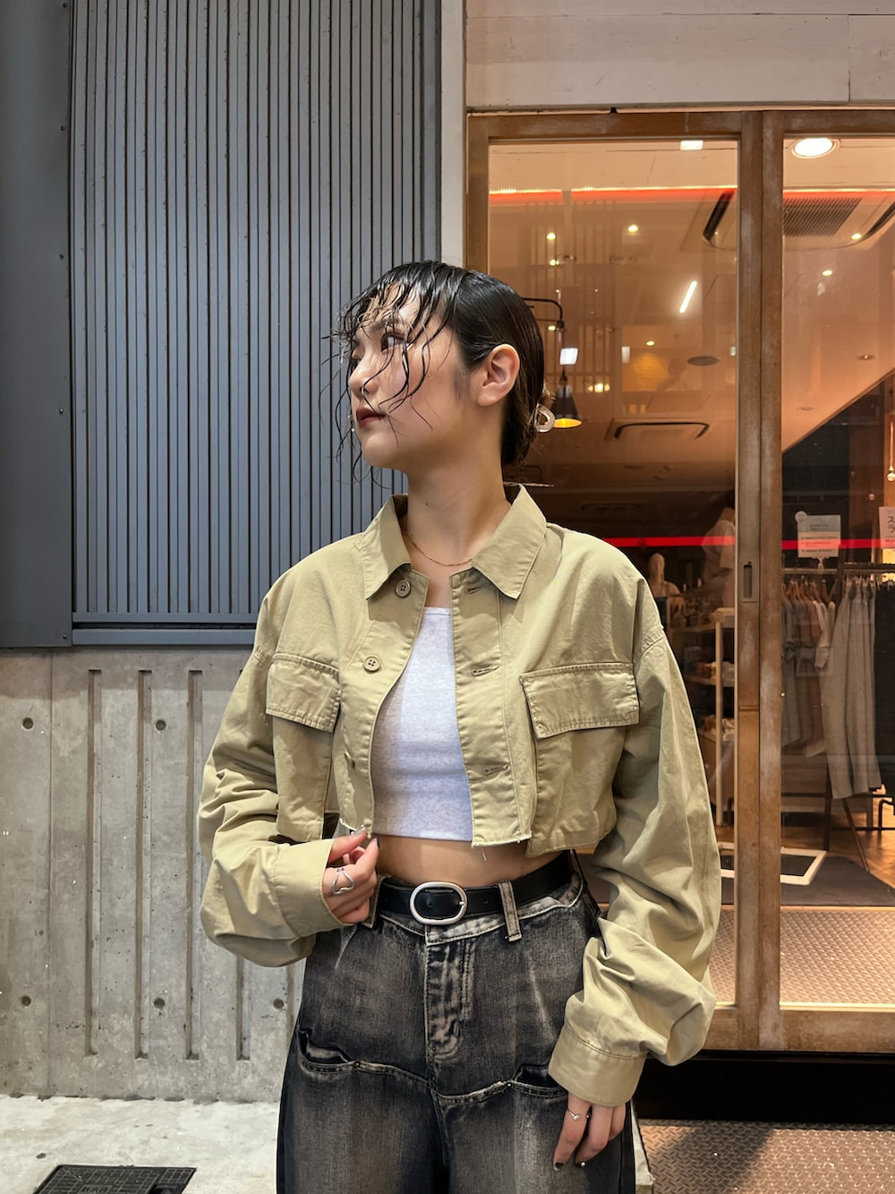 ベージュ系のミリタリージャケット、グレー系のキャミソールを着用したレディースの夏コーディネートの4枚目の写真