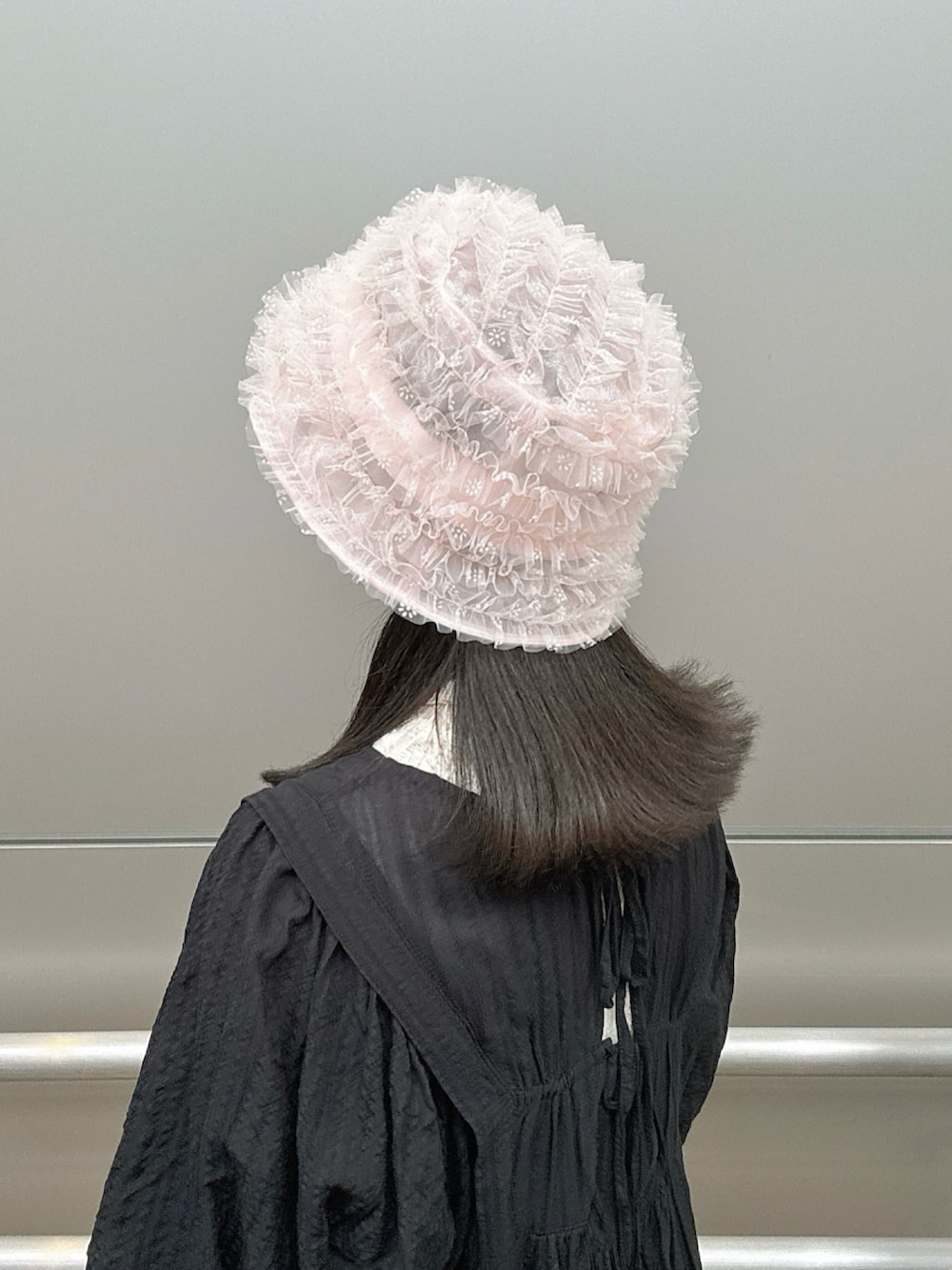 ピンク系のハットを着用したレディースの夏コーディネートの5枚目の写真