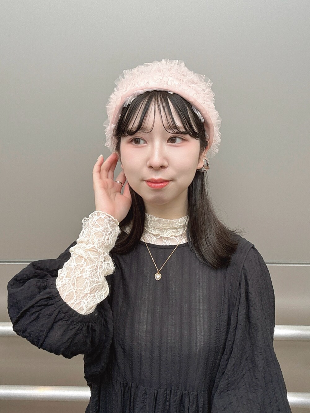 ピンク系のハットを着用したレディースの夏コーディネートの2枚目の写真