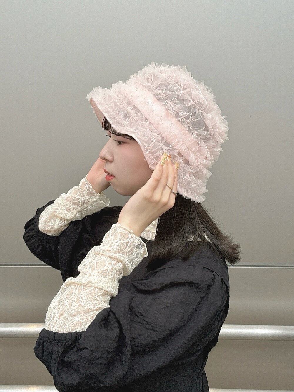 ピンク系のハットを着用したレディースの夏コーディネートの4枚目の写真