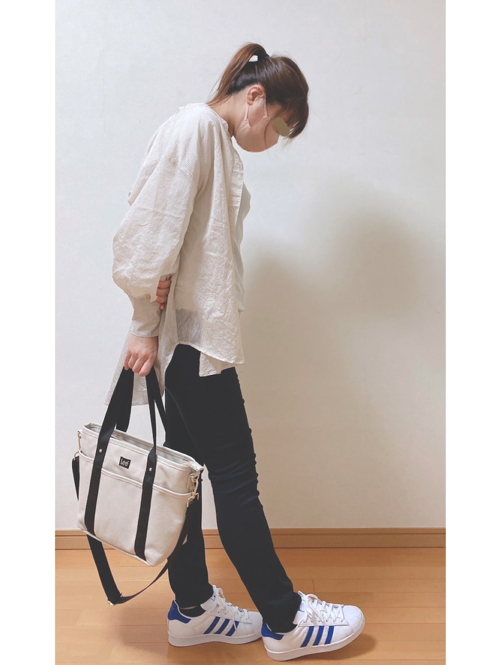 ベージュ系のシャツ/ブラウス、ホワイト系のTシャツ/カットソー、ブラック系のチノパンツを着用したレディースの夏コーディネートの2枚目の写真