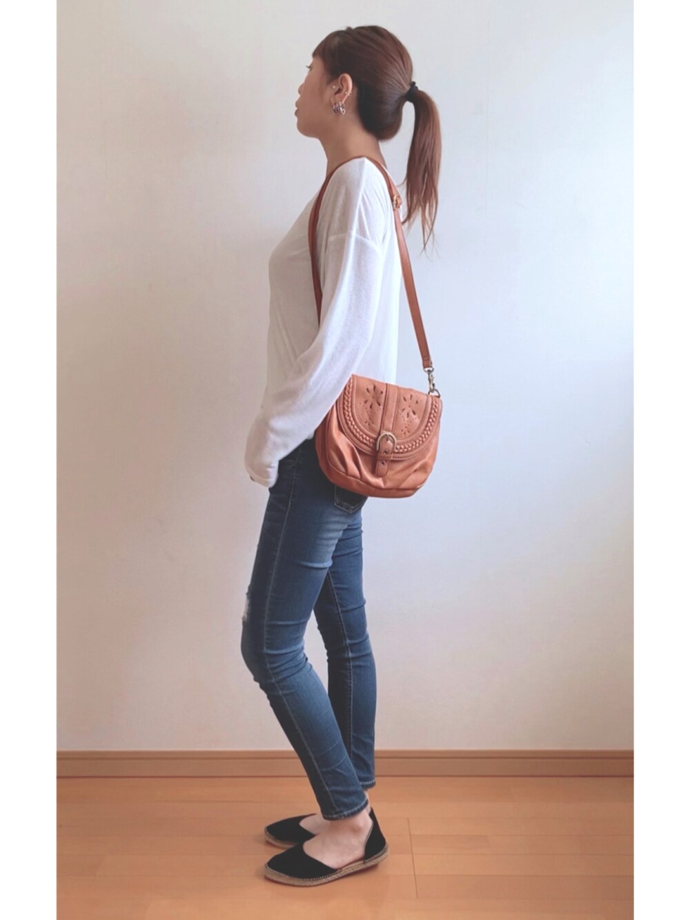 ホワイト系のTシャツ/カットソー、ブラウン系のショルダーバッグ、ブルー系のデニムパンツを着用したレディースの夏コーディネートの2枚目の写真