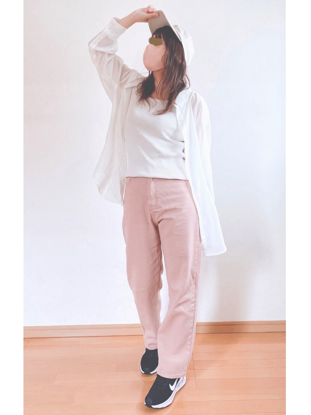 ホワイト系のシャツ/ブラウス、ピンク系のデニムパンツ、ブラック系のスニーカーを着用したレディースの夏コーディネートの2枚目の写真