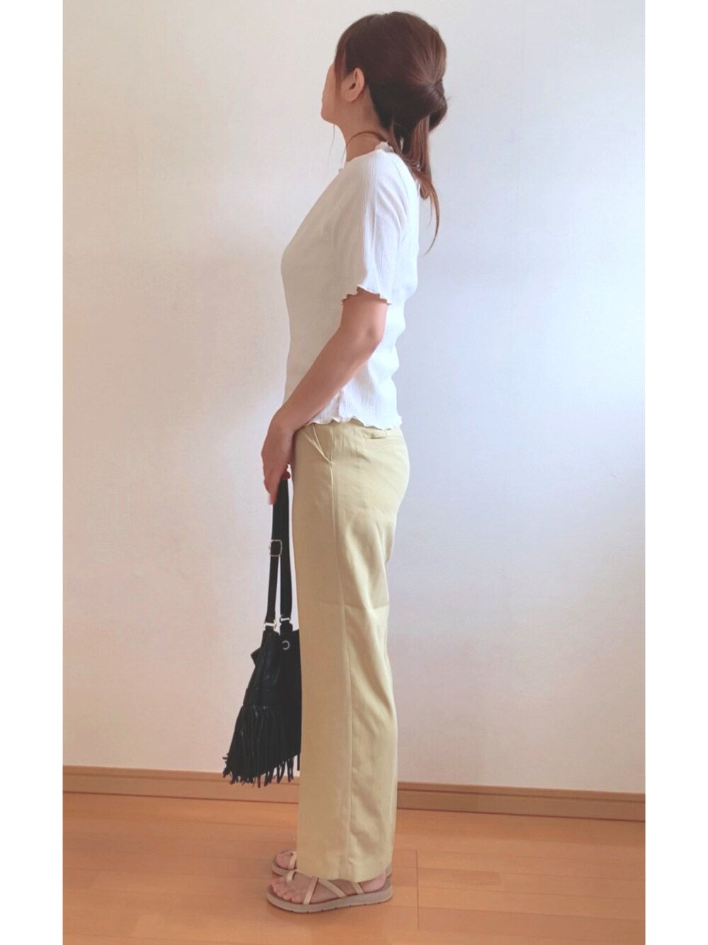 ホワイト系のTシャツ/カットソー、ブラック系のショルダーバッグ、イエロー系のその他パンツを着用したレディースの夏コーディネートの2枚目の写真