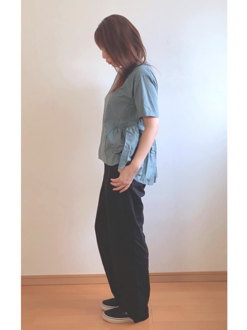 グリーン系のTシャツ/カットソー、ブラック系のその他パンツ、ブラック系のスニーカーを着用したレディースの夏コーディネートの2枚目の写真