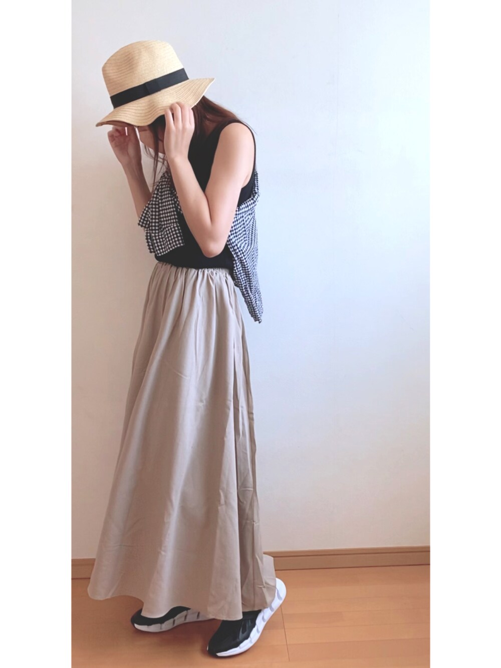 ブラック系のシャツ/ブラウス、ブラック系のタンクトップ、ベージュ系のスカートを着用したレディースの夏コーディネートの2枚目の写真