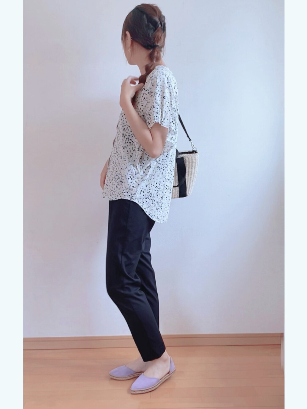 ホワイト系のシャツ/ブラウス、ブルー系のその他パンツ、ベージュ系のショルダーバッグを着用したレディースの夏コーディネートの2枚目の写真