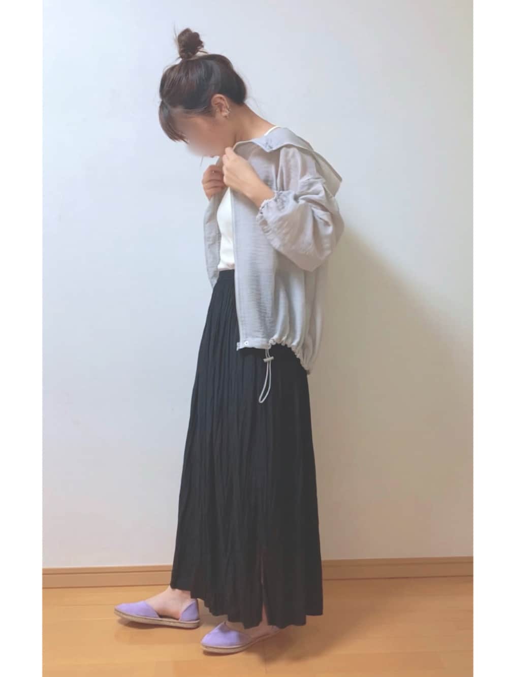 ベージュ系のマウンテンパーカー、ブラック系のその他パンツ、パープル系のサンダルを着用したレディースの夏コーディネートの2枚目の写真