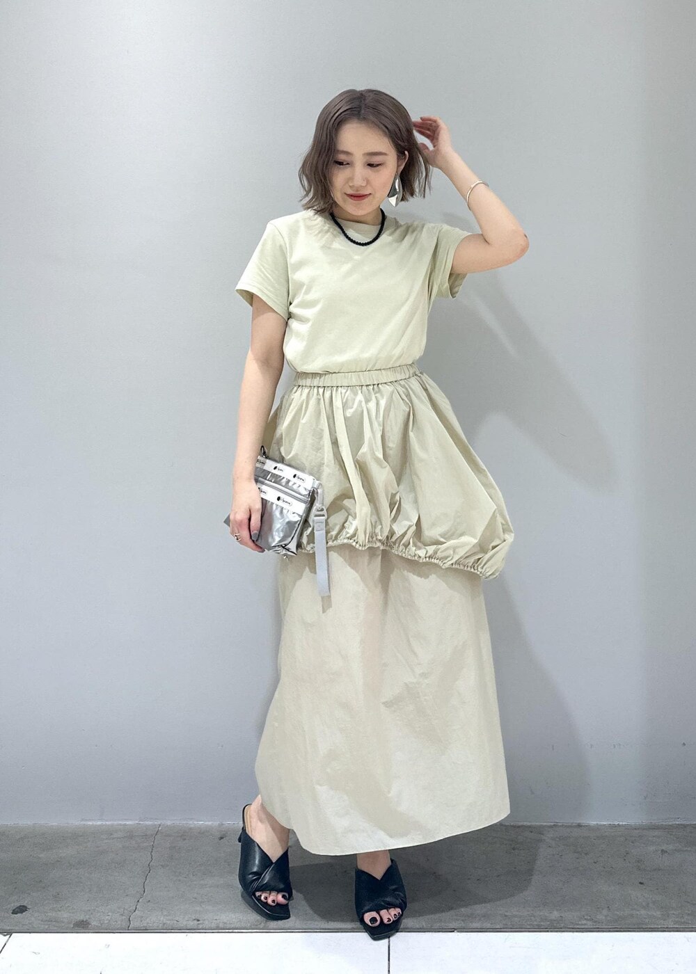 「骨格ストレート、ブルベ、ブルベ冬、ブルベ夏、シルバーバッグ、ベージュ、ワンピースコーデ、サンダルコーデ、サンダル、シルバーアクセサリー、おでかけコーデ、春夏、春夏コーデ、春コーデ、夏コーデ」|「ADAM ET ROPE'のニュアンスオーバルバングル(バングル/リストバンド、シルバー系)」を使った、きなさん(レディース・156cm)の春コーディネートの2枚目の写真