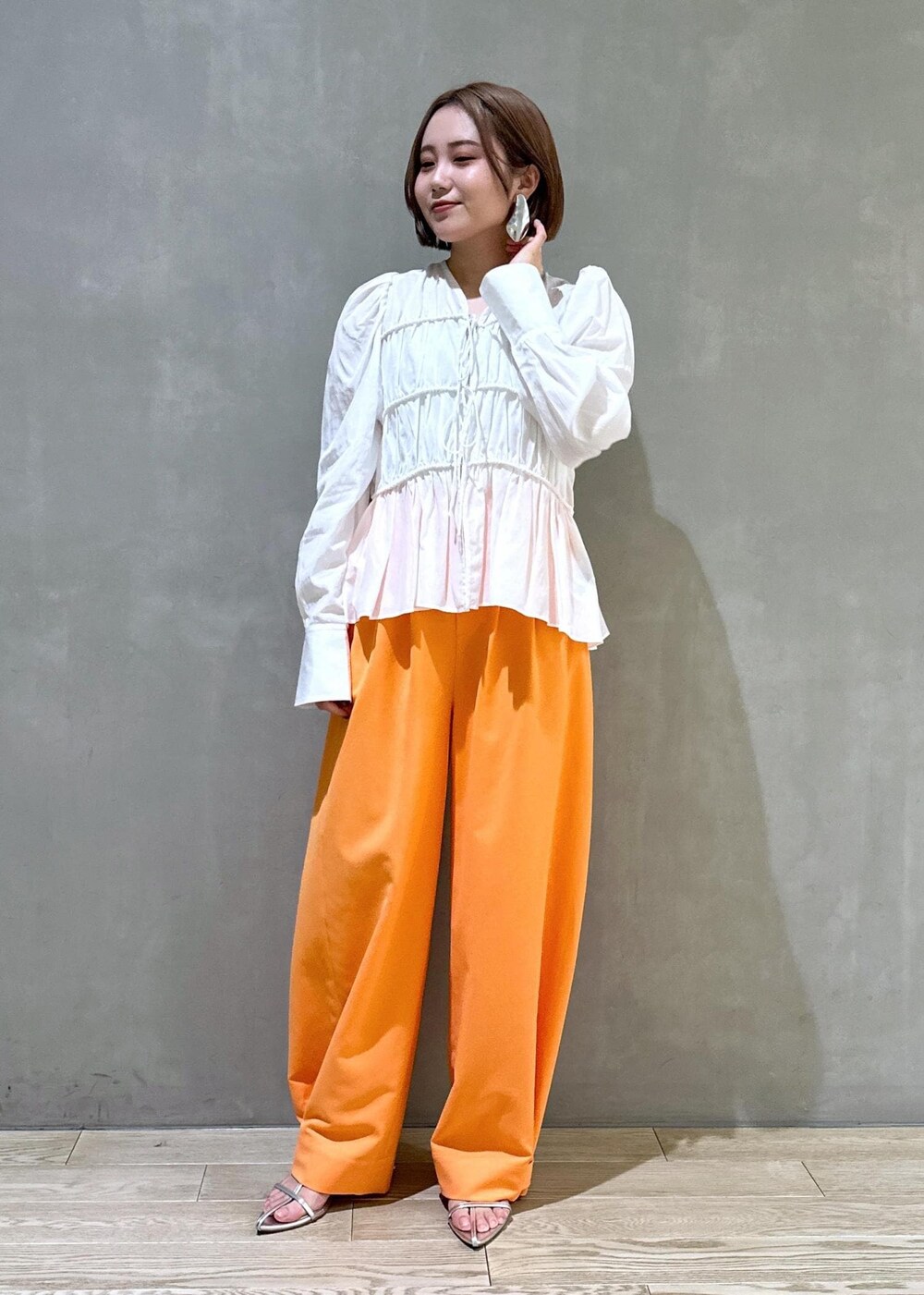 「骨格ストレート、ブルベ、ブルベ冬、ブルベ夏、オレンジ、パンツ、カラーパンツ、ワイド、コクーン、バルーン、2WAY、マルチウェイ、ブラウス、リボン、ギャザー」|「ADAM ET ROPE'の【サステナブル】ナロークロスストラップサンダル(サンダル、シルバー系)」を使った、きなさん(レディース・156cm)の冬コーディネートの2枚目の写真