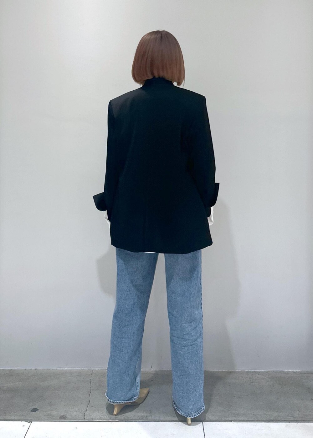 「骨格ストレート、ブルベ、ブルベふゆ、ブルベ冬、ブルベ夏、ジャケット、ジャケットコーデ、ロンT、フォト、フォトT、ロゴT、デニム、デニムコーデ、ストレート、ストレートデニム」｜「NEEDBY heritageの【NEEDBY for ADAM ET ROPE'】別注 WIDE STRAIGHT（デニムパンツ、ブルー系）」を使った、きなさん（レディース・156cm）の冬コーディネートの5枚目の写真