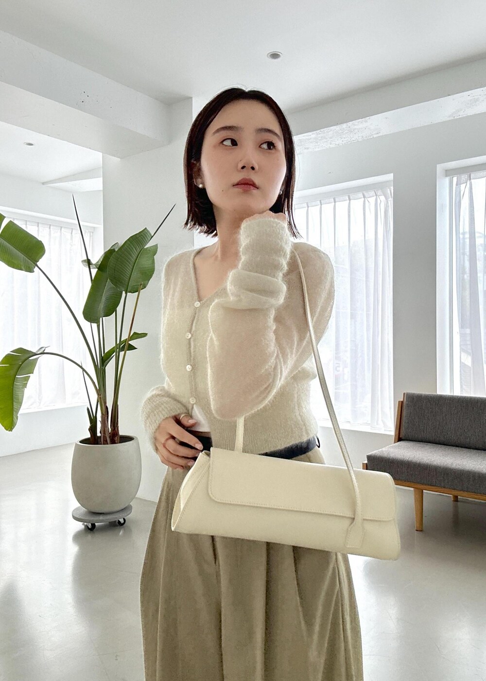 「24aw_style、ホワイト、ミニ、チェーン、チェーンバッグ、ベージュ、プルオーバー、ニット、長袖、カットソー、Vネック、リブ、ラウンドネック、リブニット、アイボリー」|「ADAM ET ROPE'のバンドゥー(チューブトップ、ホワイト系)」を使った、きなさん(レディース・156cm)の夏コーディネートの7枚目の写真