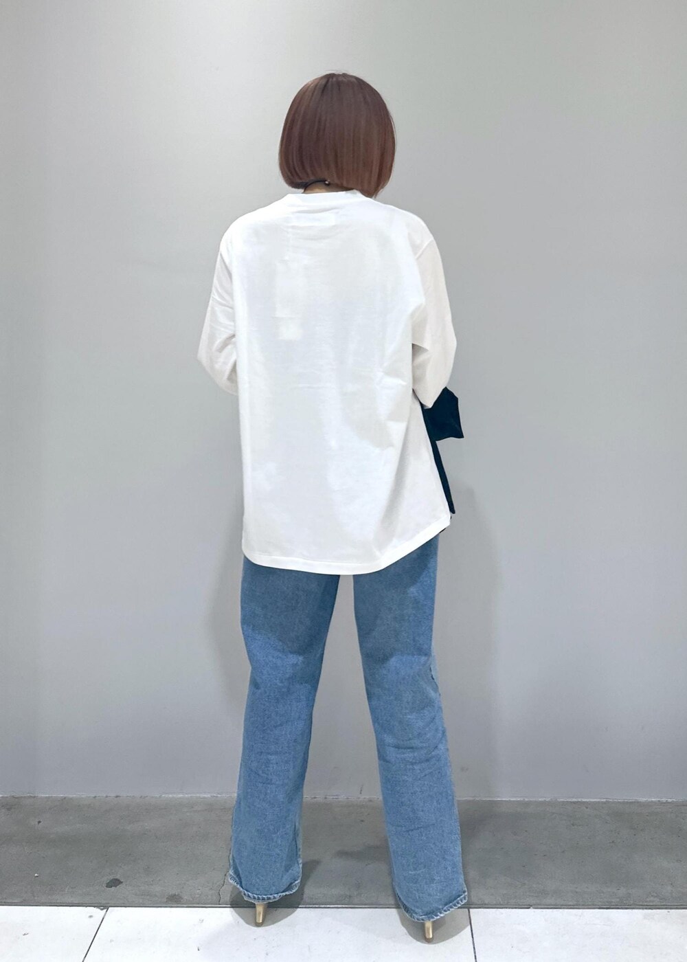 「骨格ストレート、ブルベ、ブルベふゆ、ブルベ冬、ブルベ夏、ジャケット、ジャケットコーデ、ロンT、フォト、フォトT、ロゴT、デニム、デニムコーデ、ストレート、ストレートデニム」｜「NEEDBY heritageの【NEEDBY for ADAM ET ROPE'】別注 WIDE STRAIGHT（デニムパンツ、ブルー系）」を使った、きなさん（レディース・156cm）の冬コーディネートの10枚目の写真