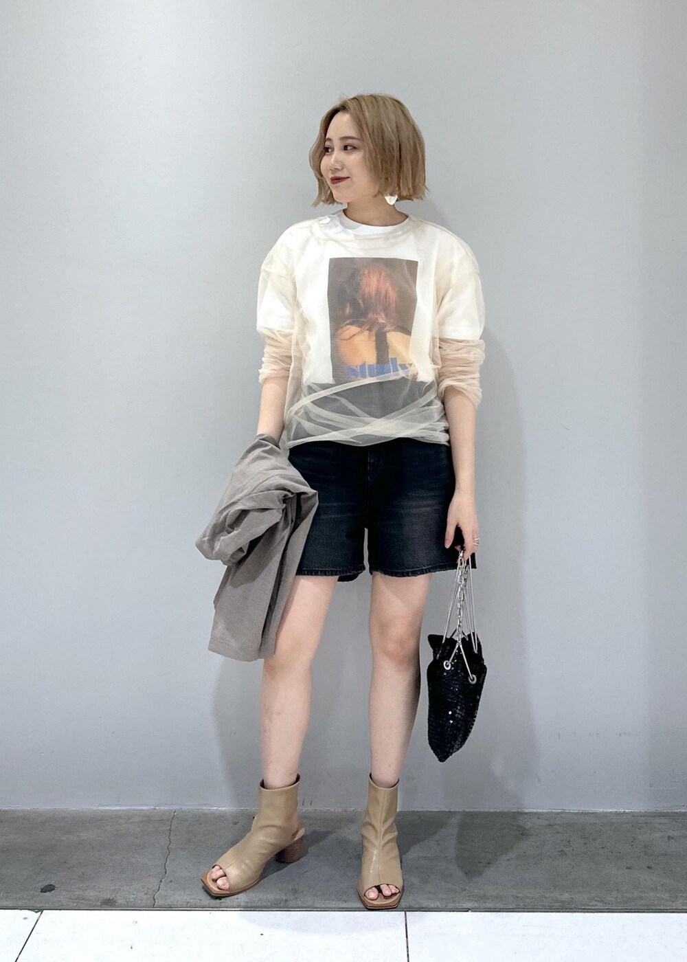「Tシャツコーデ、ブーツサンダル、イヤリング、チュール、シアー、シアーコーデ、骨格ストレート、ブルベ、ブルベ冬、ブルベ夏、ショートパンツ、バッグ、ショルダーバッグ、メタルバッグ、ブラック」|「ADAM ET ROPE'の【逸品・サステナブル】チュールプルオーバー(Tシャツ/カットソー、ホワイト系)」を使った、きなさん(レディース・156cm)の春コーディネートの7枚目の写真