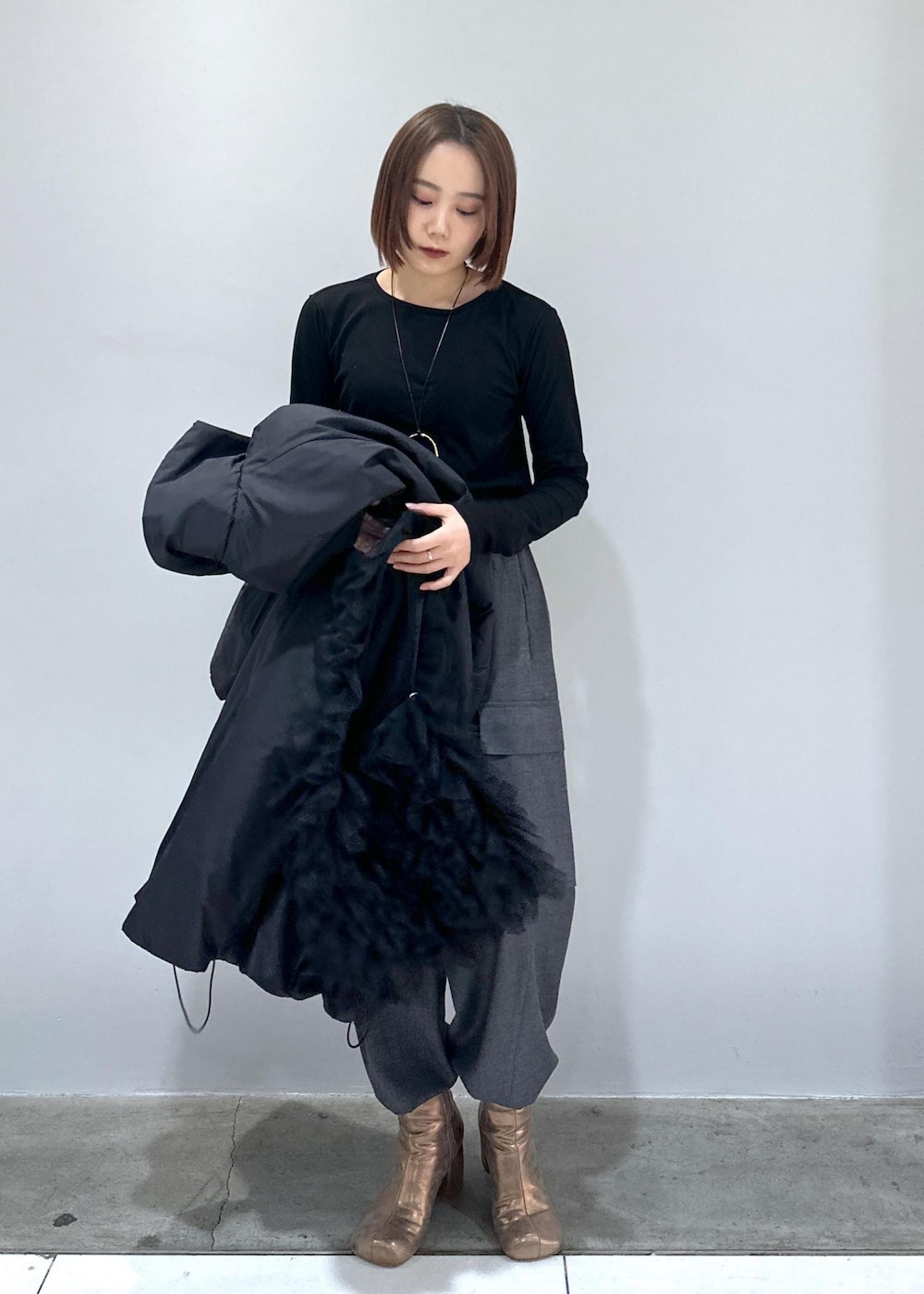 「24SS、24SS春の新作、春の新作、新作、ADAM ET ROPÉ、FEMME、SDGs、サステナブル、低身長、骨格ストレート、ブルべ、きれいめ、きれいめカジュアル、カジュアル、大人カジュアル」|「ADAM ET ROPE'のN-3Bロングパファーコート(その他アウター、ブラック系)」を使った、きなさん(レディース・156cm)の冬コーディネートの5枚目の写真
