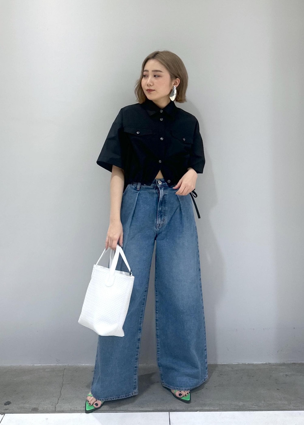 「ブルベ冬、ブルベ夏、ショート丈、クロップド、クロップド丈、デニムコーデ、デザイントップス、カラー、羽織、羽織り、ADAM ET ROPÉ、FEMME、SDGs、サステナブル、低身長」｜「NEEDBY heritageの【NEEDBY for ADAM ET ROPE'】別注WIDE DENIM（デニムパンツ、ブルー系）」を使った、きなさん（レディース・156cm）の春コーディネートの2枚目の写真