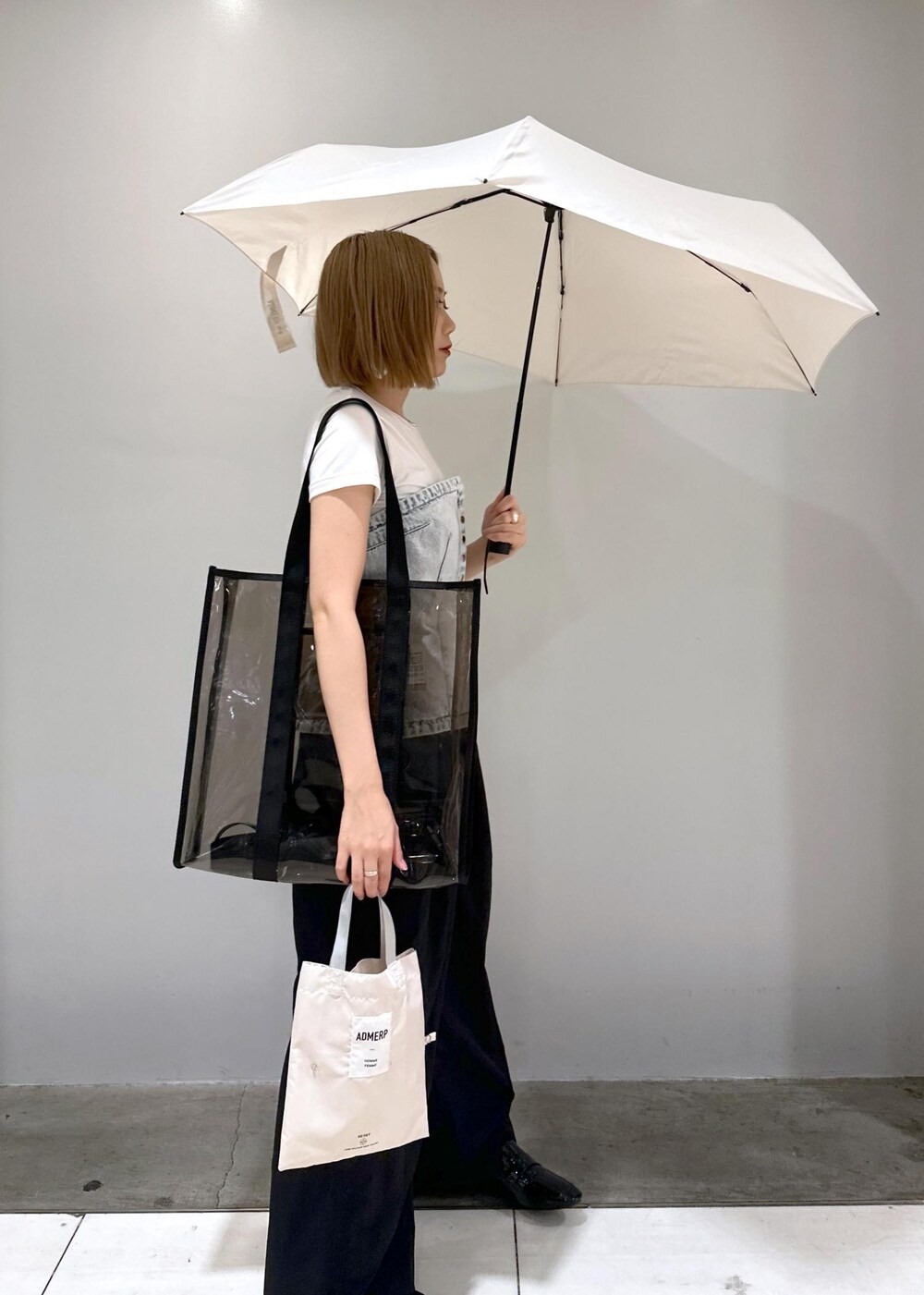 「デザインTOPS、クリアバッグ、ローファー、Tシャツ、Hanes、BIOTOP、晴雨兼用、日傘、雨傘、梅雨、梅雨コーデ、レイン、カラー、撥水、骨格ストレート」｜「ADAM ET ROPE'の【サステナブル・晴雨兼用・男女兼用・U-DAY for ADAM ET ROPE'】[ADMERP] UMBRELLA60 with tote / 折りたたみ傘（折りたたみ傘、ホワイト系）」を使った、きなさん（レディース・156cm）の夏コーディネートの7枚目の写真