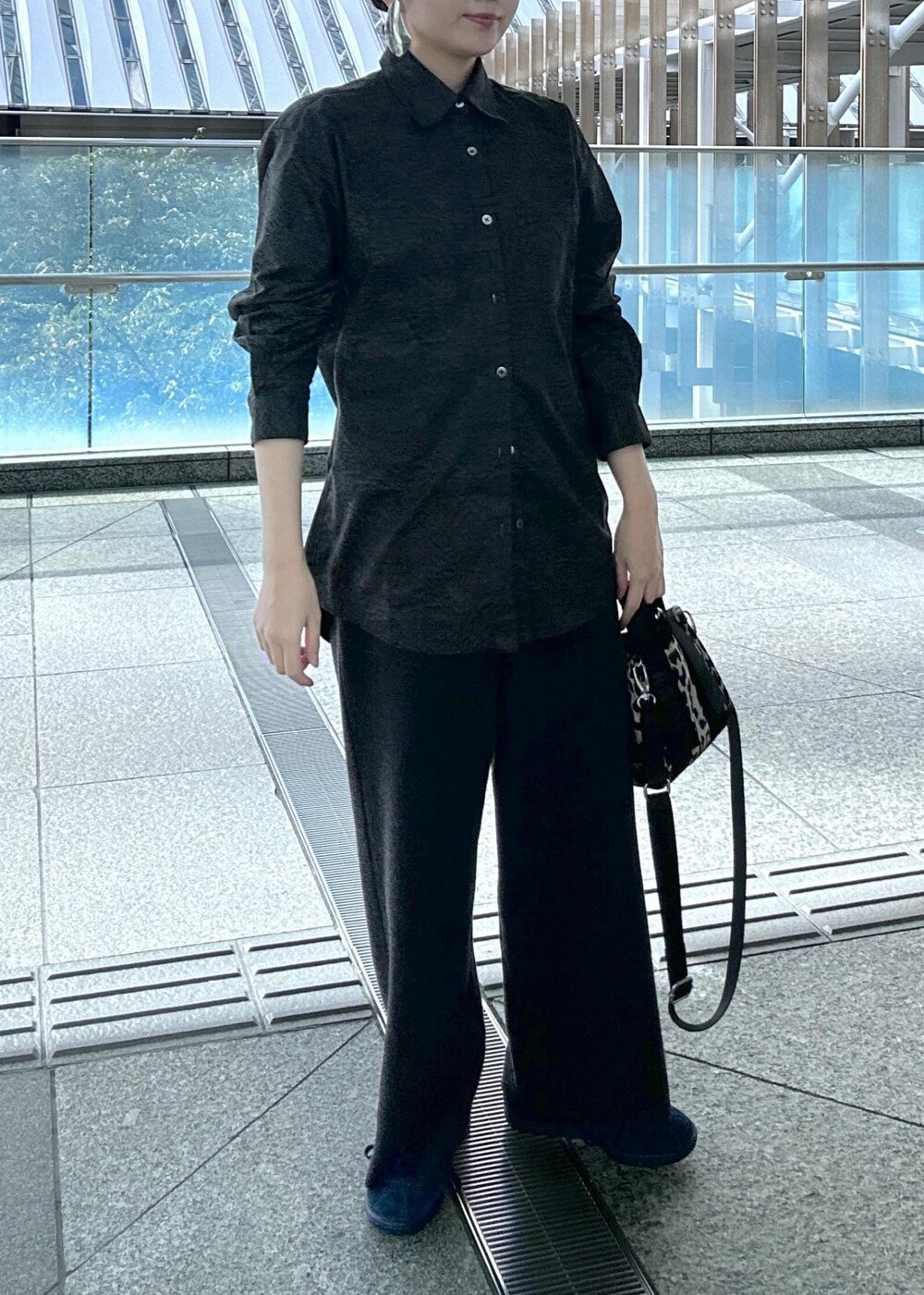 「ギフト、プレゼント、レオパード、ヒョウ柄、GANNI、ガニー、シャツコーデ、私服コーデ、出勤コーデ、ニット、ニットパンツ、ワイドパンツ、スニーカーコーデ、ニットパンツコーデ、初秋コーデ」｜「GANNIの【GANNI for ADAM ET ROPE'】Recycled tech Mini Tote（トートバッグ、ベージュ系）」を使った、きなさん（レディース・156cm）の秋コーディネートの6枚目の写真
