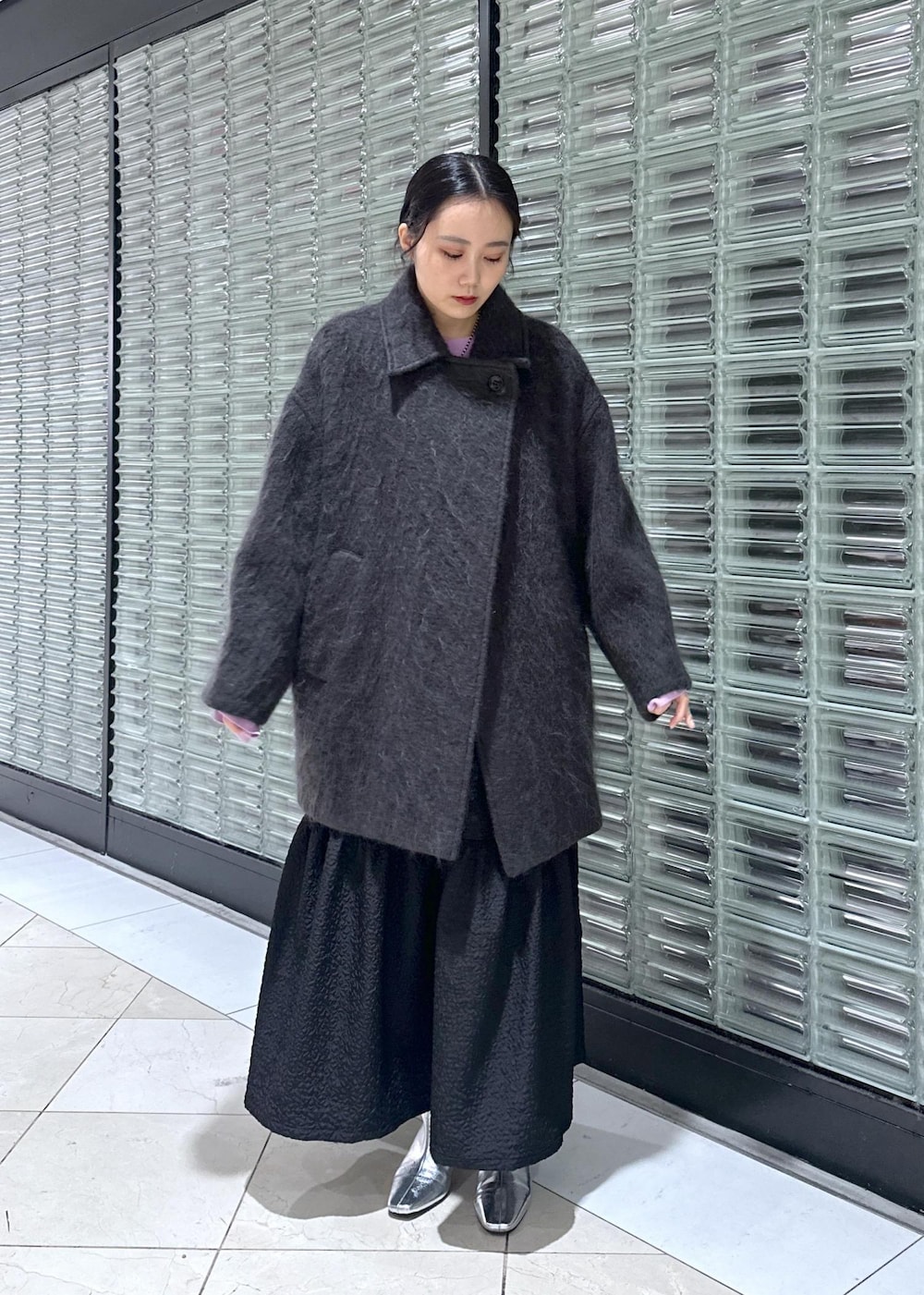「アンチピリング、モヘヤ、モヘヤコート、ミドル、ミドルコート、パール、パールネックレス、ネックレス、シルバー、SNaPMeAward23w、コート、オーバーサイズ、ブーツ、ADAM ET ROPÉ、FEMME」｜「ADAM ET ROPE'のモヘヤシャギーミドルコート（その他アウター、グレー系）」を使った、きなさん（レディース・156cm）の冬コーディネートの4枚目の写真