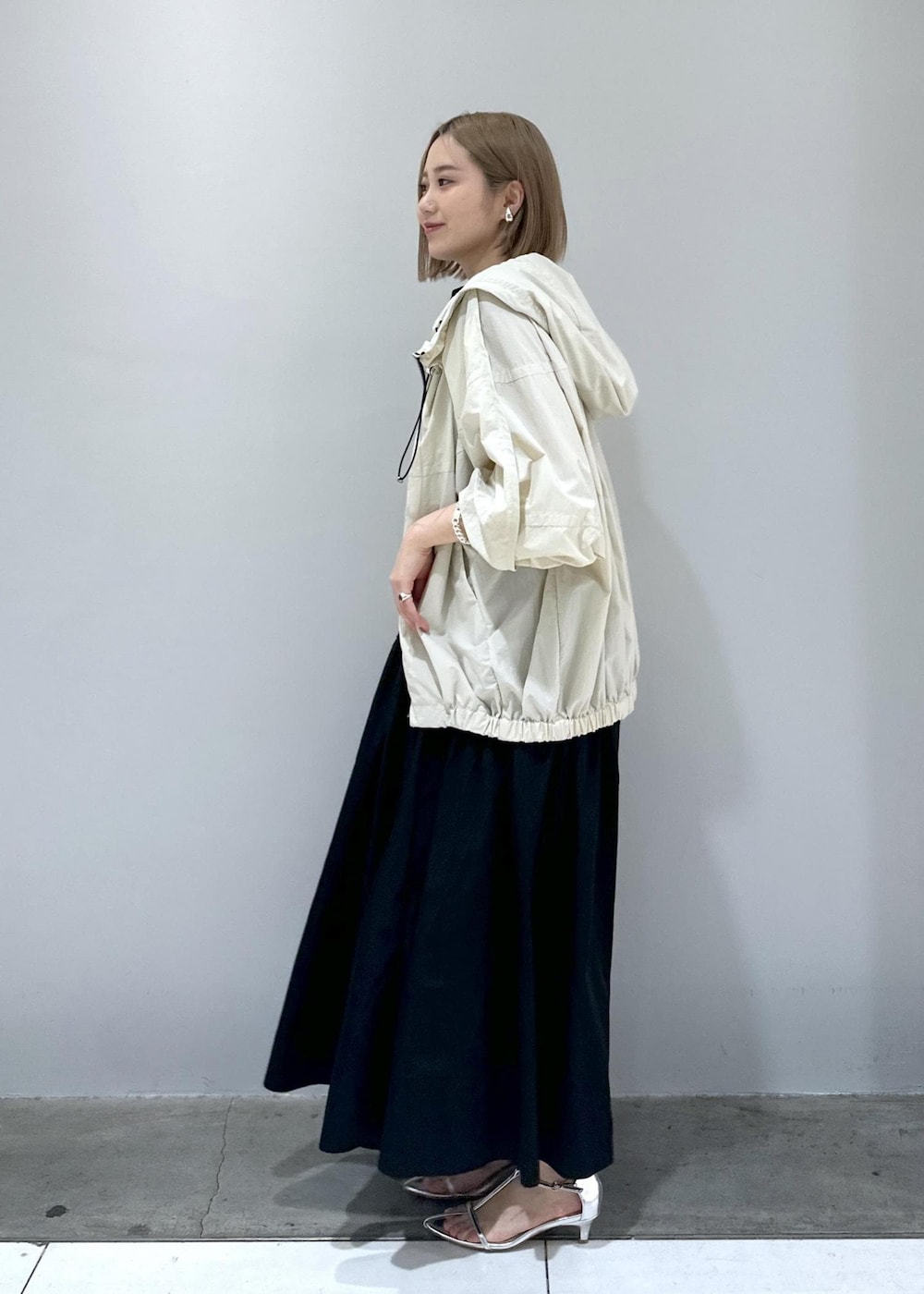 「レイン、ワンピース、軽羽織、ブルゾン、サンダル、サンダルコーデ、梅雨コーデ、メッシュバッグ、nomadis、adidas、シルバー、撥水加工、撥水」｜「NOMADISの【NOMADIS(ノマディス)】VELO MESH（ショルダーバッグ、グリーン系）」を使った、きなさん（レディース・156cm）の夏コーディネートの4枚目の写真