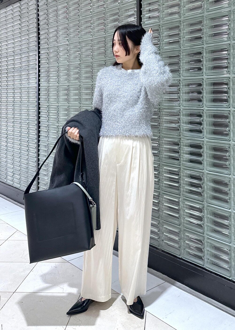 「ラメ、ニット、コート、ウールコート、Tシャツ、カットソー、サテン、パンツ、スラックス、パンプス、シルバー、ブラック、A4、A4サイズ、A4サイズ対応」｜「ADAM ET ROPE'のウールボンディングロングコート（その他アウター、グレー系）」を使った、きなさん（レディース・156cm）の冬コーディネートの7枚目の写真