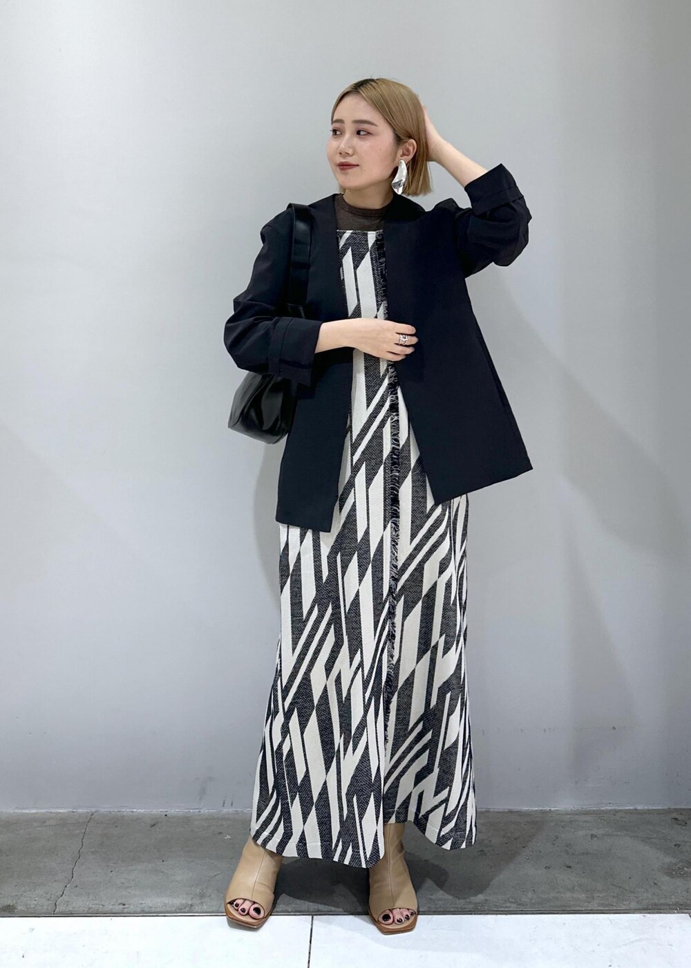 「ブルベ、ブルベ冬、ブルベ夏、24SS、新作、ジャガード、幾何学模様、ブーツサンダル、シルバー、ブラウン、グレー、オトナカジュアル、レイヤード、レイヤードスタイル、モノトーンコーデ」|「ADAM ET ROPE'のストレッチブーツサンダル(ブーツ、ベージュ系)」を使った、きなさん(レディース・156cm)の春コーディネートの2枚目の写真