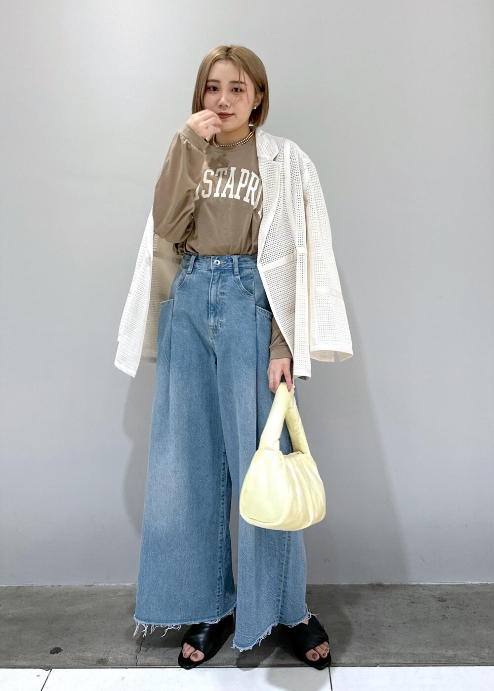 「ワイド、ワイドパンツ、ワイドデニム、骨格ストレート、ブルベ、ブルベ冬、ブルベ夏、ホワイト、ベージュ、ハンドバッグ、フリンジ、ラウンド、ショルダー、ブラウン、プルオーバー」|「ADAM ET ROPE'のツイストパデッドミュール(サンダル、ブラック系)」を使った、きなさん(レディース・156cm)の春コーディネートの8枚目の写真