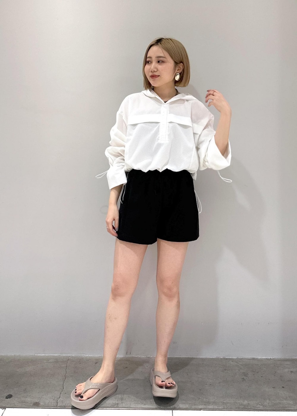 「水着、スイムウェア、キャミ、イヤリング、ショートパンツ、春夏コーデ、夏コーデ、低身長コーデ、低身長、骨格ストレート、ブルベ、ブルベ冬、夏、ホワイト、長袖」｜「Sisi Joiaの【Sisi Joia/シシジョイア】CANCALE necklace（ネックレス、ブルー系）」を使った、きなさん（レディース・156cm）の春コーディネートの9枚目の写真